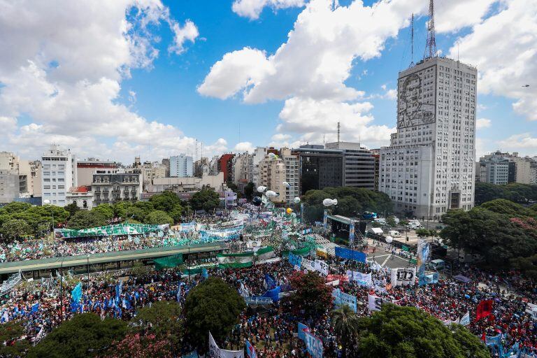 BAS001. BUENOS AIRES (ARGENTINA), 21/02/2018.- Miles de personas participan hoy, miércoles 21 de febrero de 2018, en una marcha por la Avenida 9 de Julio de Buenos Aires (Argentina), convocada por el sindicato de Camioneros de Argentina, a la que se adhieren otros gremios y organizaciones, para protestar contra la gestión del Gobierno que ha generado polémica por las voces que acusan al líder del gremio, Hugo Moyano, de convocarla en su propio beneficio. EFE/David Fernández