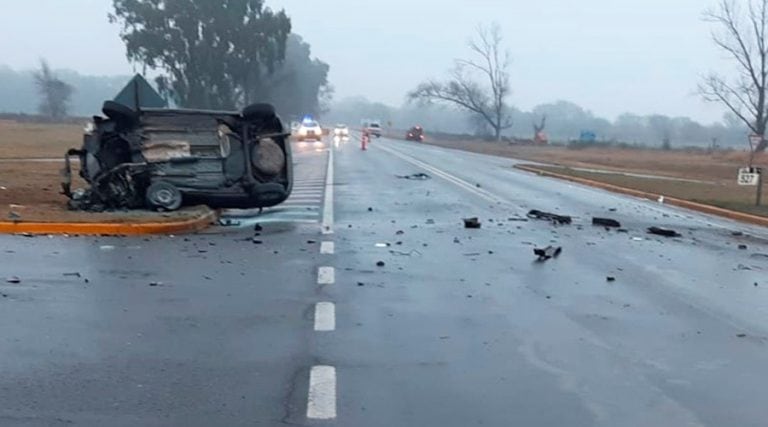 El auto volcó luego del impacto (Infopico)