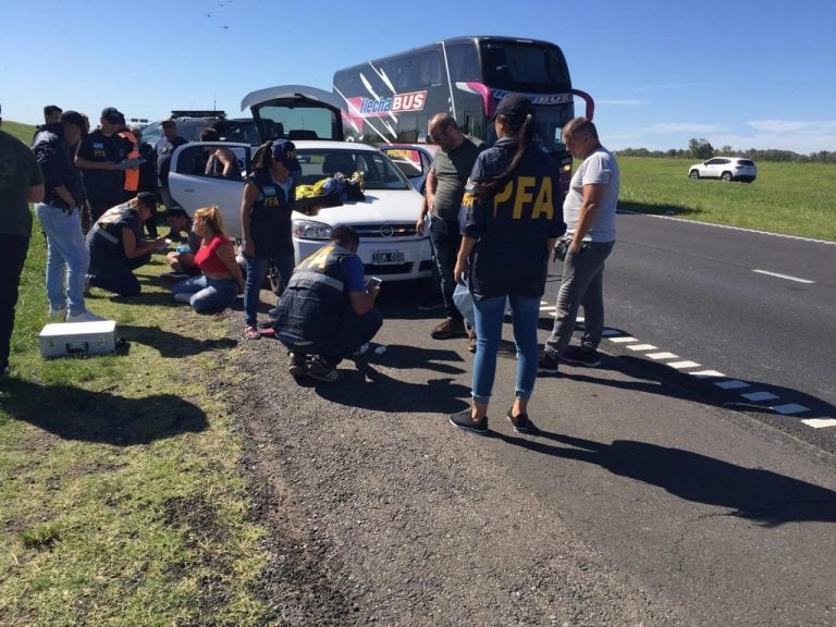 Pararon a un auto en la ruta y encontraron droga y un arma