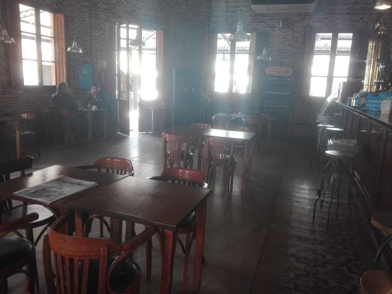 La Calera: Interior del restaurante-café del ingreso de la ciudad de La Calera.