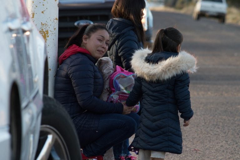 Familiares de los reclusos en las afueras del penal de Zacatecas. (Foto: Arturo Cardeña/EFE)