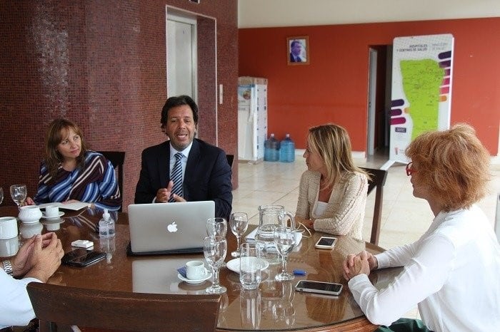 Marina, junto a Sosa Araujo y Bañuelo, en la primera reunión para delinear la implementación de la cirugía robótica en la provincia. Foto: ANSL