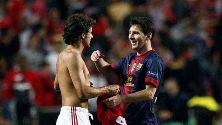 Pablo Aimar y Lionel Messi intercambian camisetas durante un partido entre Benfica y FC Barcelona en 2012, por la UEFA Champions League. (TyC Sports)