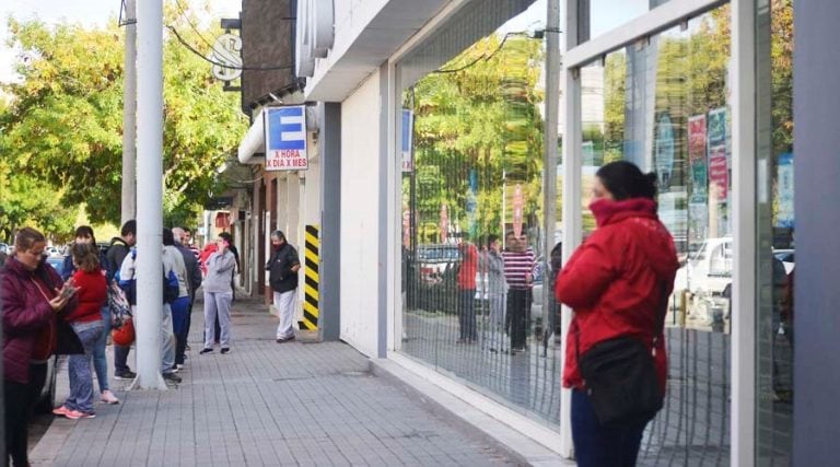 Este lunes se advirtieron colas de gente que esperaban para pagar sus cuentas en algunos comercios céntricos (Vía Santa Rosa)