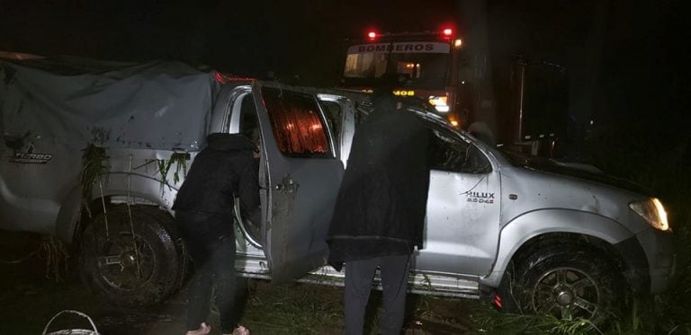 La camioneta cayó a una zona del bajo y quedó con un metro de agua arriba. (Foto: Fabio Rodriguez)