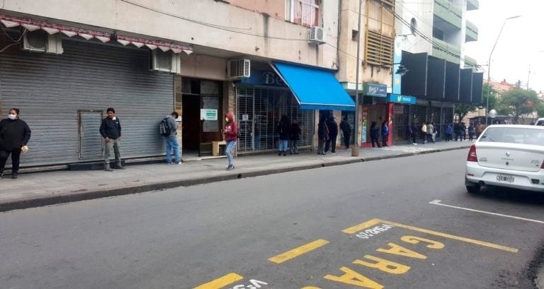 Tras conocrse la novedad de que los bancos trabajarán este sábado y domingo, se descomprimió la fila sobre la calle Necochea.