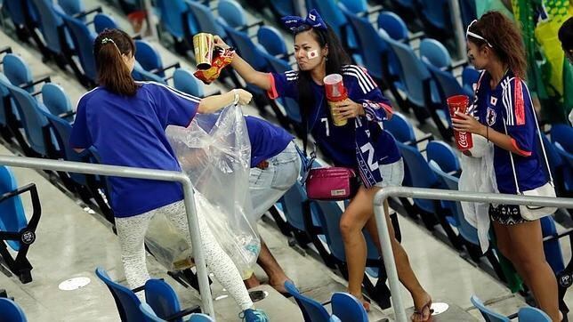 Los fans japoneses limpiaban las tribunas después de cada partido. A su selección le pasaron la escoba, eliminada sin triunfos.