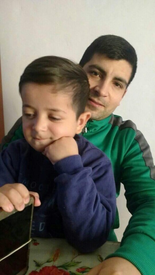 Mateo González junto a su papá.