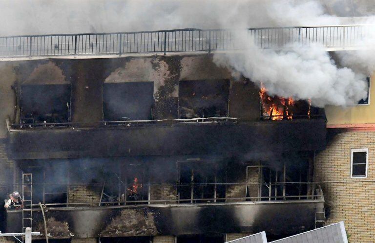 Unas 70 personas estaban en el edificio de tres pisos al momento del incendio (AP)