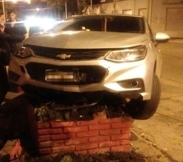 El auto se incrustó en un cantero.