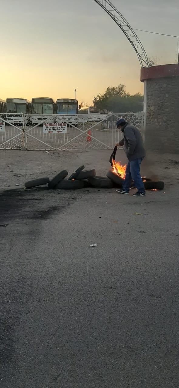 Trabajadores de San Francisco se manifiestan y queman neumáticos