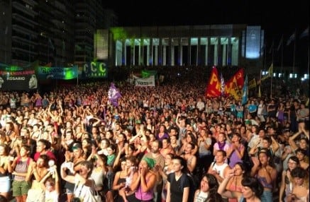 Cierre de la marcha de mujeres en el Monumento a la Bandera