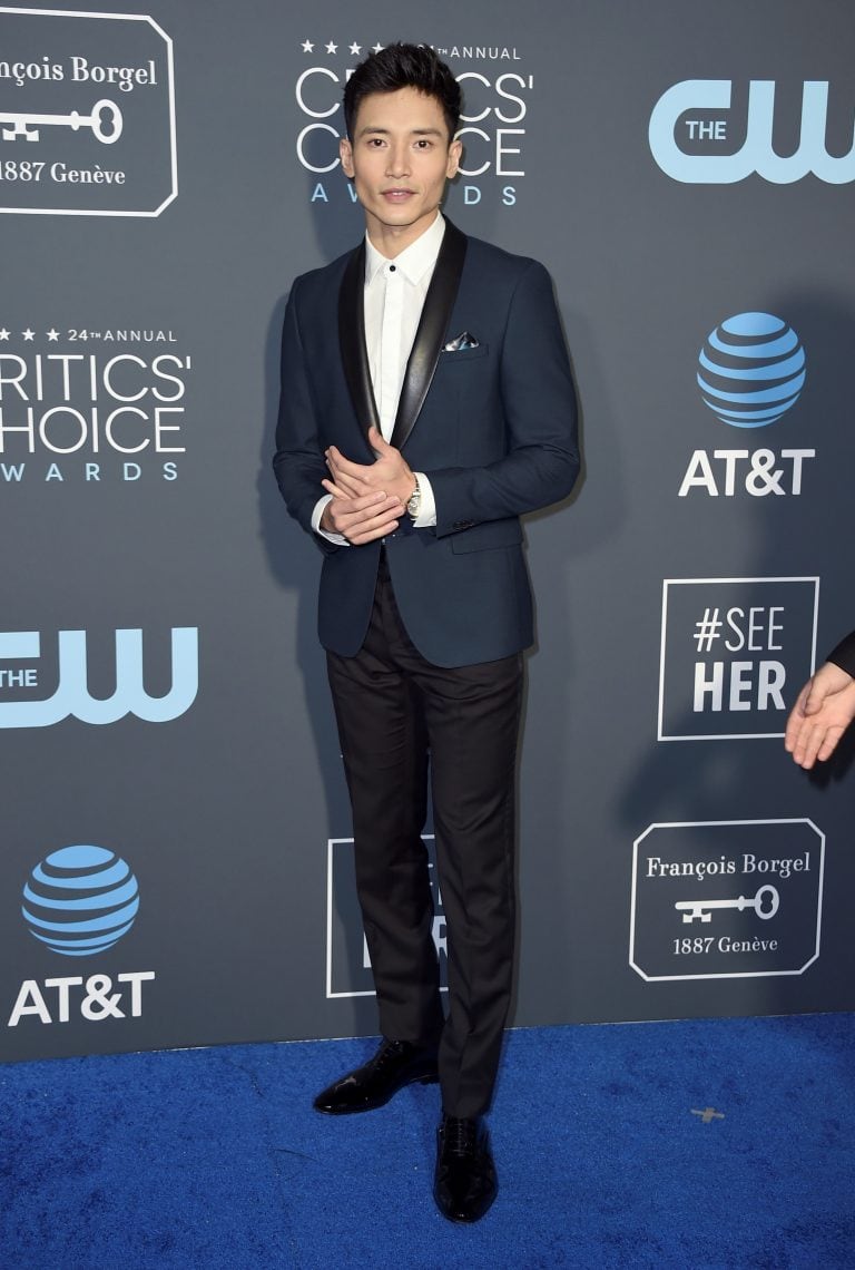 Manny Jacinto posa en la alfombra azul de los Critics' Choice Awards (Foto: Jordan Strauss/Invision/AP)