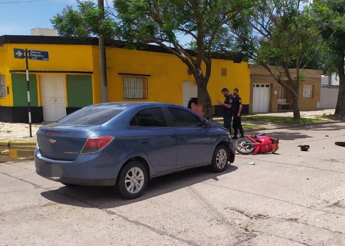 Impacto. La trágica colisión sucedió en una esquina de Leones.