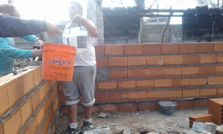 Reconstruyen la casa incendiada en la calle Tiro Federal