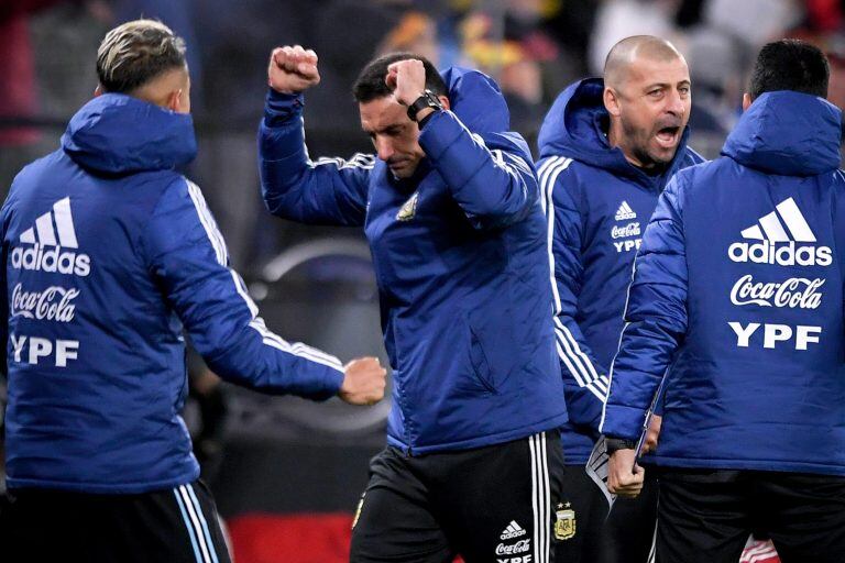 Dortmund (Germany), 09/10/2019.- Argentina's head coach Lionel Scaloni (C) celebrates the 2-2 equalizer during the international friendly soccer match between Germany and Argentina in Dortmund, Germany, 09 October 2019. (Futbol, Amistoso, Alemania) EFE/EPA/SASCHA STEINBACH