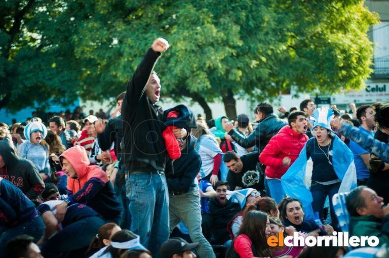 Todos festejando en el Paseo del Padre en San Luis.