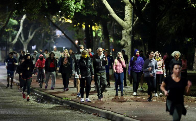 Vecinos corriendo, caminando y andando en bicicleta en los bosques de Palermo (REUTERS/Agustin Marcarian)