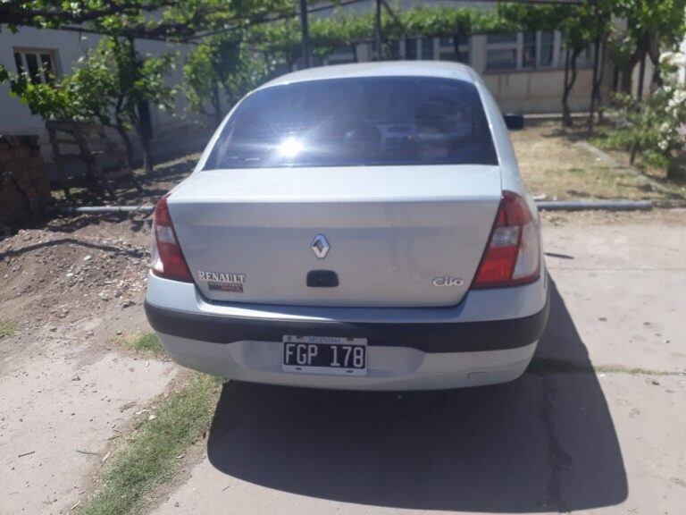 El Renault Clio que usaban los estafadores para recorrer los distritos de San Rafael.