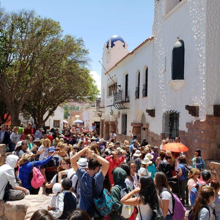 Turistas y viajeros del país y el mundo, en las calles de Humahuaca, la ciudad colonial que es uno de los iconos de la oferta turística de Jujuy.