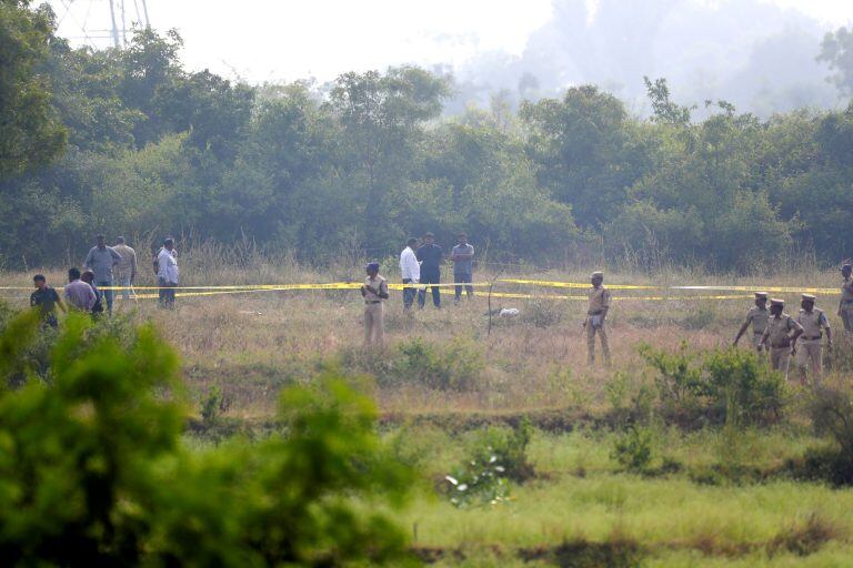 El sitio donde ocurrió el crimen de la mujer asesinada y donde la policía le disparó a los sospechosos (AP)