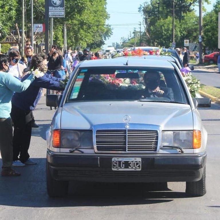 Miles de personas le dan el último adiós al intendente de Gualeguay.
Crédito: LT38