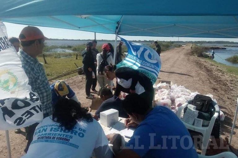 Brindan asistencia tras la caída de un puente en San Isidro. (Foto: El Litoral)