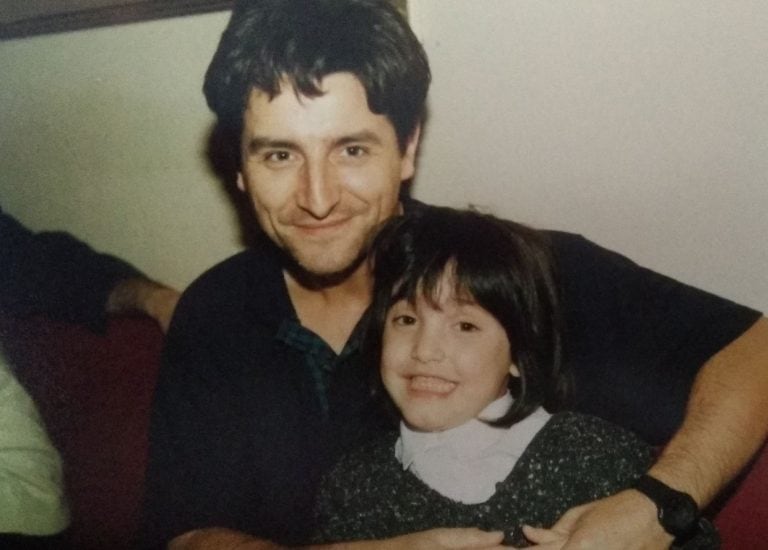 La chica con su padre hace años.