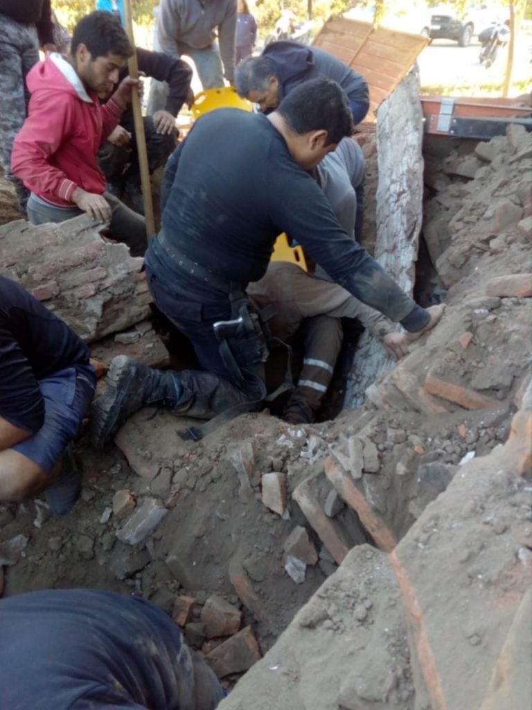 Dos albañiles quedaron sepultados bajo los escombros de una iglesia en San Luis.