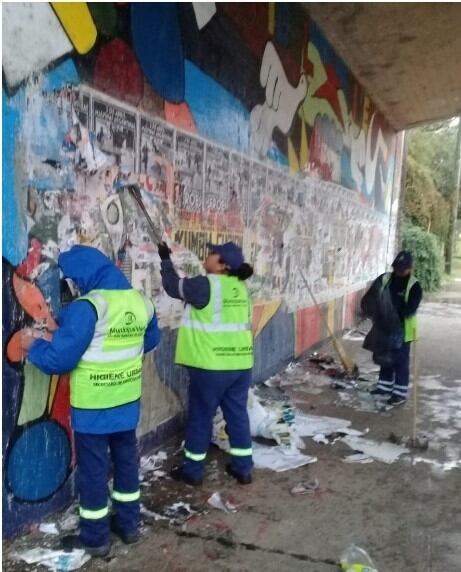 Los afiches del FIT que habían sido pegados sobre un mural, fueron eliminados por personal municipal.