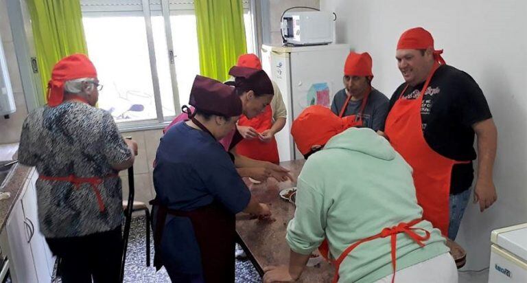 Se trabajan normas de seguridad e higiene, reconocimiento de utensilios y su respectivo uso (Municipalidad de Santa Rosa)