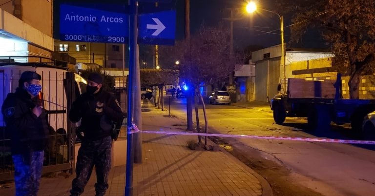 Un sujeto terminó baleado en barrio Los Paraísos.