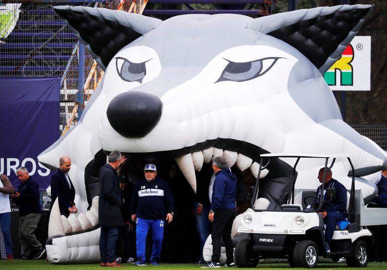 Diego pisa por primera vez la cancha de Gimnasia y Esgrima La Plata en calidad de DT de la institución (Foto: AP).