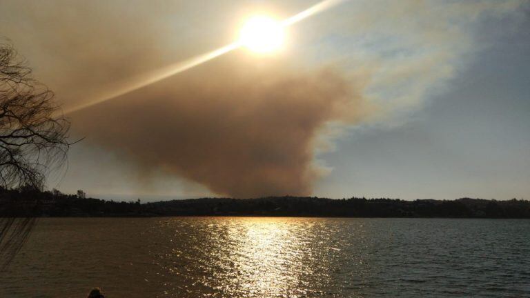 El incendio visto desde la costanera de Carlos Paz.