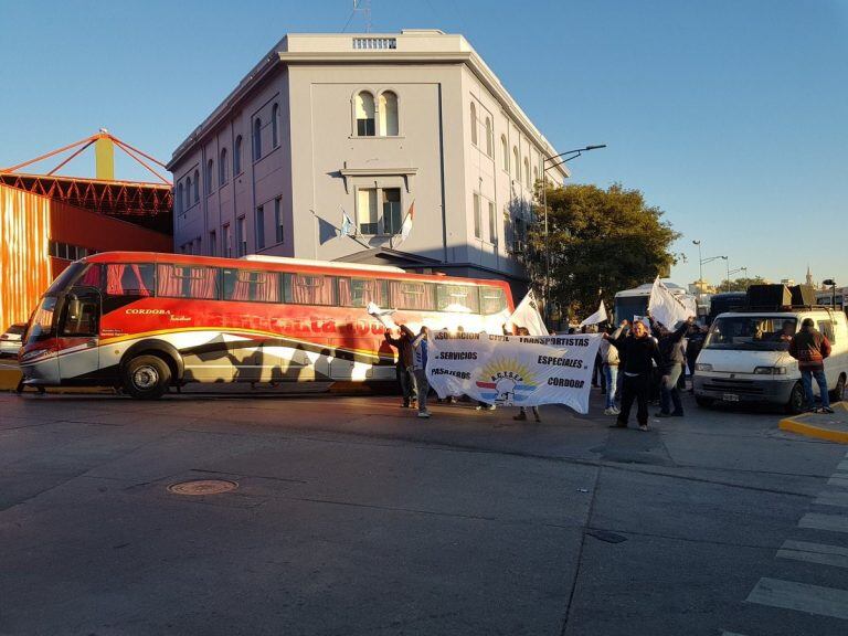 Protesta de transportistas en la zona de la Terminal de Córdoba.