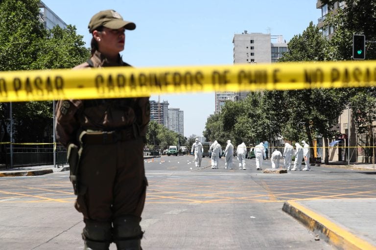 Miembros de Carabineros acordonan la zona (EFE).