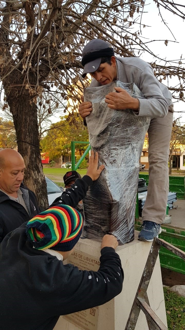 La escultura "Alas de Libertad" restaurada gracias a los miembros de la Fundación Urunday (Vía Resistencia).