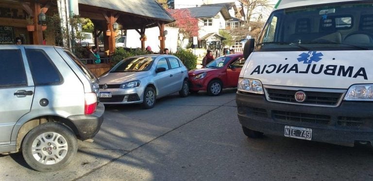 El hombre se descompensó y chocó contra un auto estacionado.