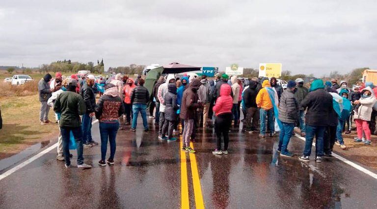 Los manifestantes cortaron simbólicamente la ruta durante una hora (José María González)