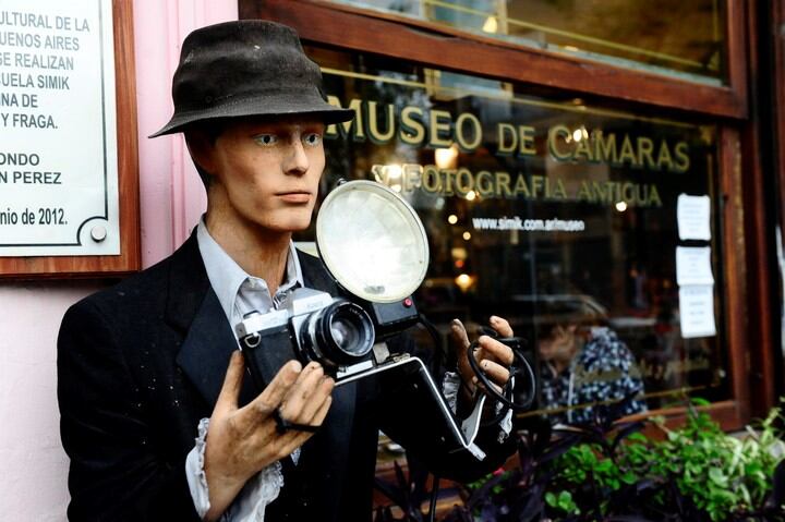 Simik. El bar Palacio alberga el Museo Fotográfico Simik, con 2.500 piezas, en Lacroze 3901.(Gentileza Clarín)