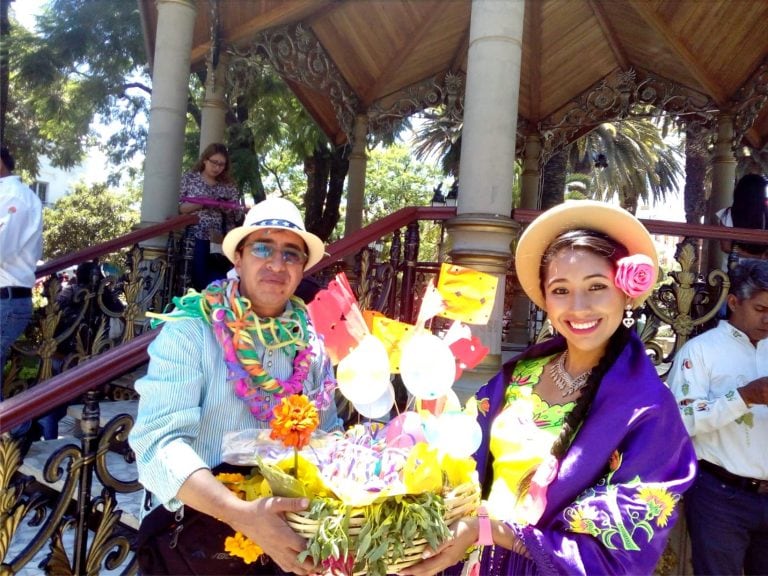 El colorido de los festejos tradicionales de Bolivia se hace presente también en el Jueves de Compadres.