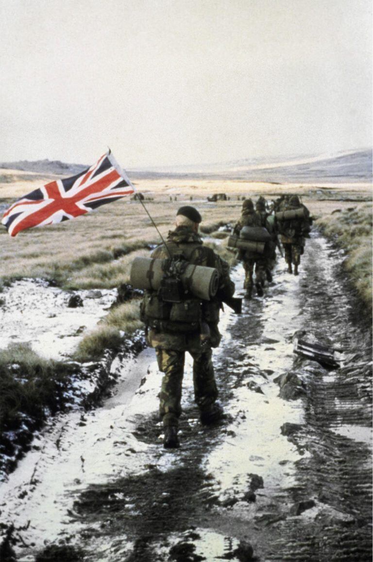 Los soldados e infantes de marina ingleses eran todos voluntarios bien entrenados y espléndidamente equipados (Archivo).