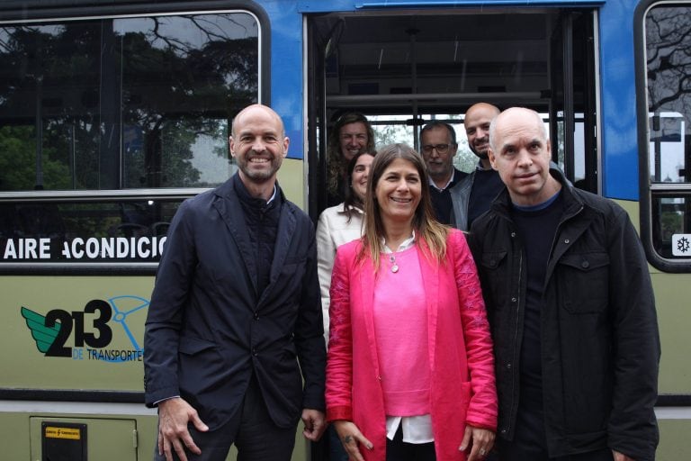 l ministro de Transportes de Argentina, Guillermo Dietrich; la ministra de Desarrollo Humano y Hábitat, Guadalupe Tagliaferri, y el jefe de Gobierno de la ciudad de Buenos Aires, Horacio Rodríguez Larreta, presentan la primera línea de asistencia a las mujeres víctimas de acoso en el transporte público. EFE