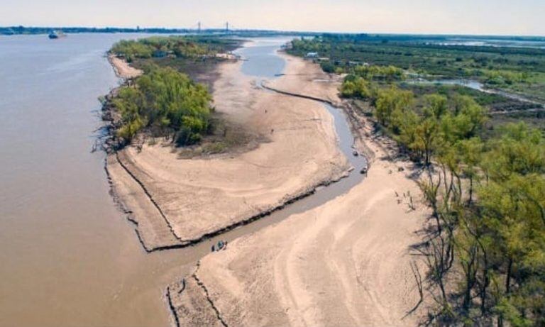 La postal refleja la falta de agua a metros del canal principal. (@lamarqueluismaria)