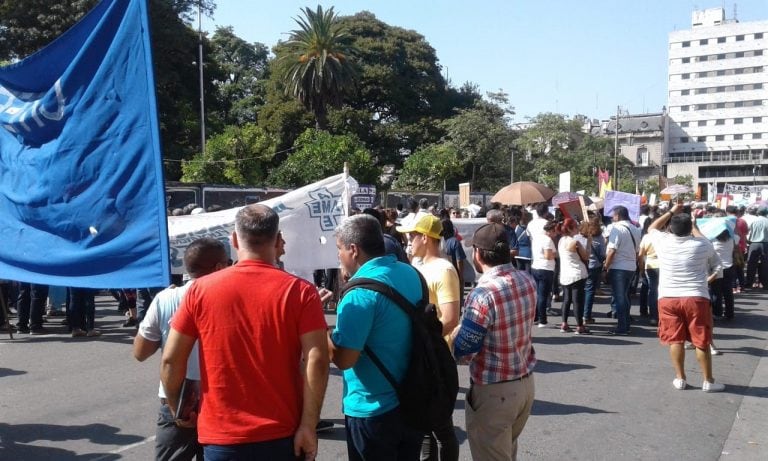 Protesta de docentes autoconvocados en Plaza Independencia.