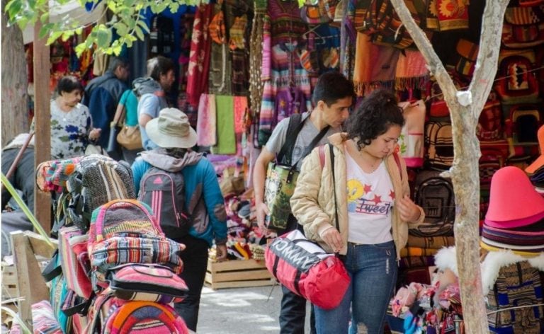 Los visitantes recorrieron con interés la feria de productos artesanales en Tilcara.