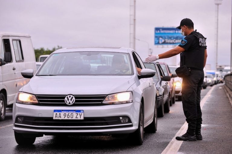 Colapso en los accesos a la ciudad de Buenos Aires por una enorme cantidad de autos, a pesar de la cuarentena. (Clarín)