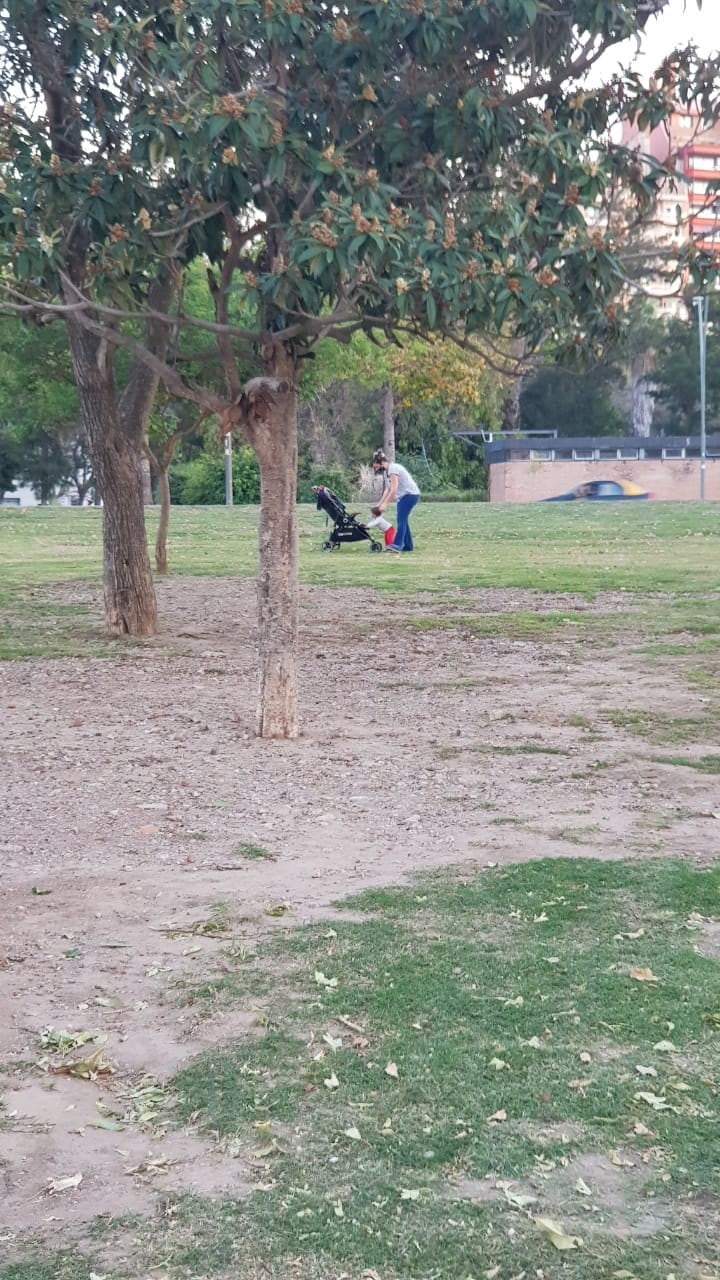 Muchos rosarinos salieron a pasear, pese a que sigue estando prohibido (Vía Rosario)