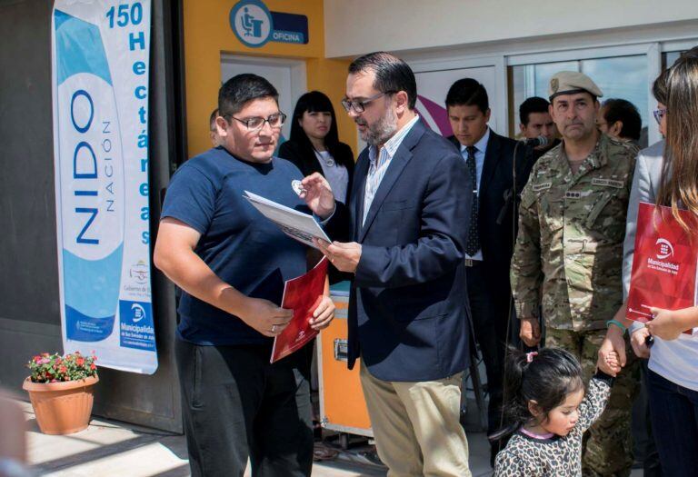 Concejal Lisandro Aguiar en acto por imposición del nombre "Ara San Juan" al nido de las 150 hectáreas