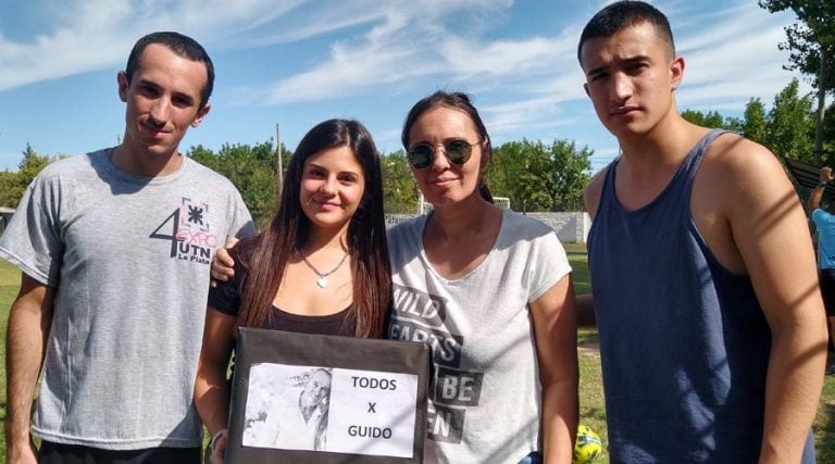 El hijo y la esposa del doctor, junto a colaboradores, en una jornada de fútbol solidario llevada a cabo hace una semana (Vía Santa Rosa)